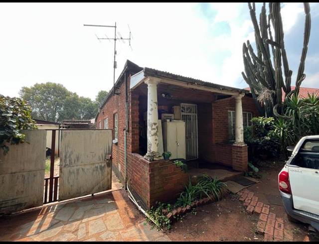 4 BEDROOM HOUSE FOR SALE IN BEZUIDENHOUT VALLEY